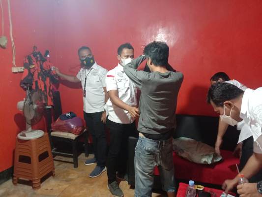 Satresnarkoba Polres Metro Tangerang Kota menggerebek markas organisasi masyarakat (Ormas) Pemuda Pancasila (PP) di Kecamatan Cibodas, Kota Tangerang, Kamis (1/4/2021).