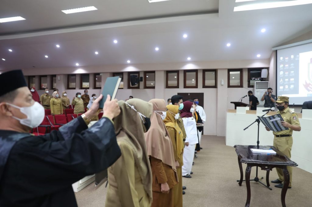 Wali Kota Makassar, Moh. Ramdhan “Danny” Pomanto melantik 91 pejabat Fungsional. Pelantikan berlangsung di Ruang Sipakatau, Senin (5/4/2021).