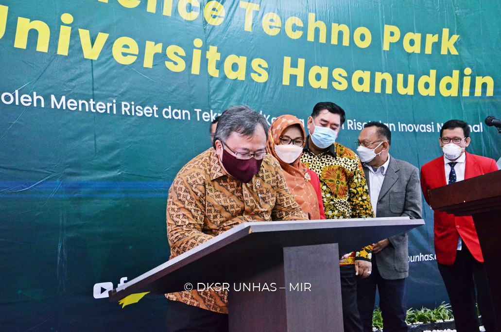 Menteri Riset dan Teknologi Indonesia/Kepala Badan Riset dan Inovasi Nasional Indonesia, Prof. Bambang Permadi Soemantri, S.E., M.U.P., Ph.D., meresmikan secara langsung Science Techno Park (STP) Universitas Hasanuddin di Gedung Microfinance, Kampus Tamalanrea, Makassar, Jumat (09/04/2021).