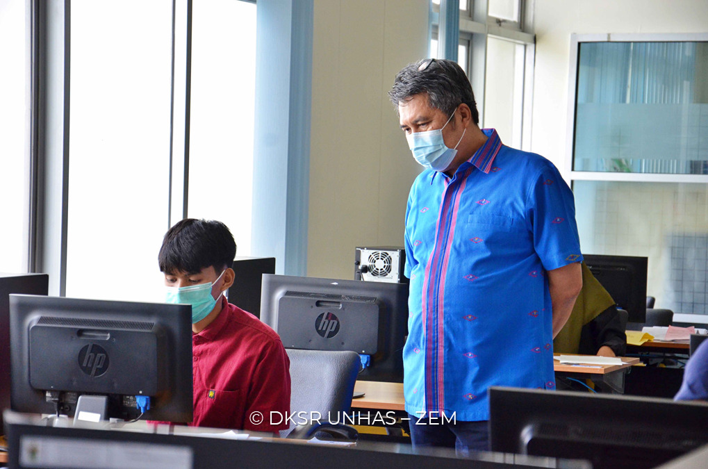 Prof. Dr. Ir. Muhammad Restu, MP., selaku Ketua Pusat Ujian Tulis Berbasis Komputer (UTBK) Seleksi Bersama Masuk Perguruan Tinggi Negeri (SBMPTN) Universitas Hasanuddin, kembali melakukan peninjauan proses pelaksanaan ujian yang berlokasi di Kampus Gowa Unhas pada Kamis (15/04/2021), pukul 09.00 Wita.