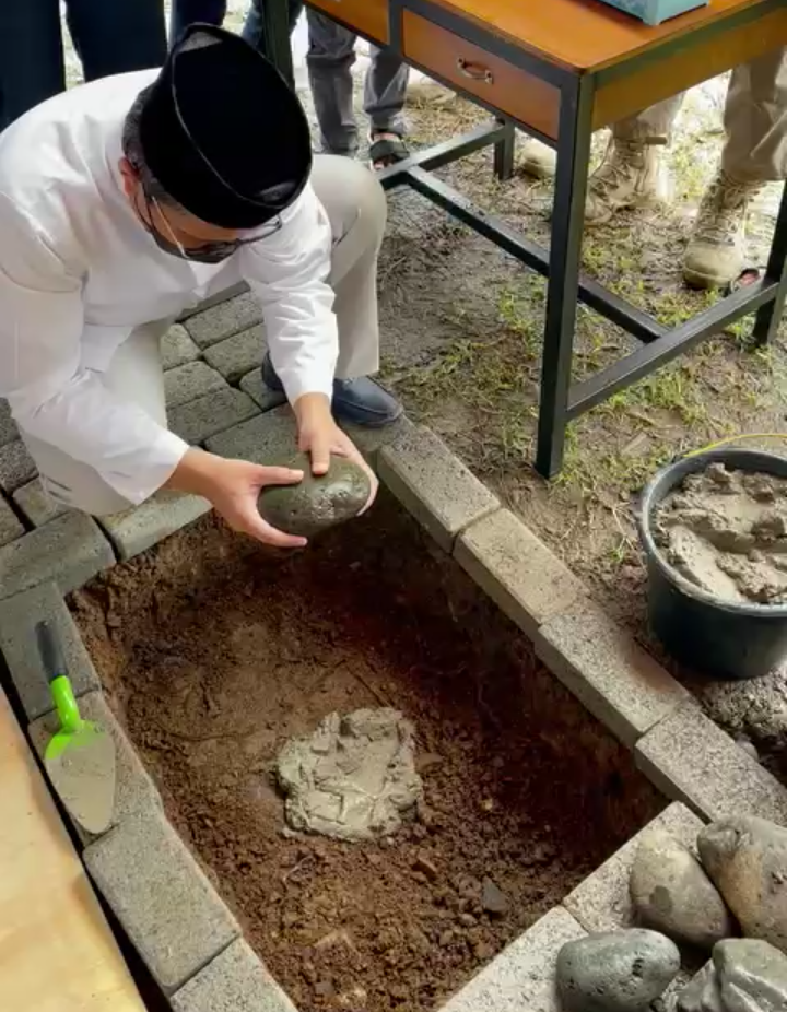 Wali Kota Makassar, Moh Ramdhan “Danny” Pomanto (DP) melakukan peletakan batu pertama pada pembangunan gedung asrama Mahasiswi Sekolah Tinggi Ilmu Bahasa Arab (Stiba), Inspeksi Pam Manggala, Jumat (2/4/2021).