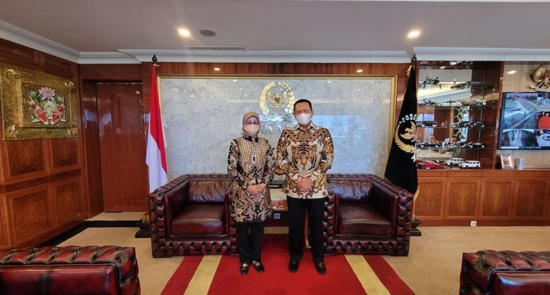 Foto bersama Dekan FH UNHAS dengan Ketua MPR RI