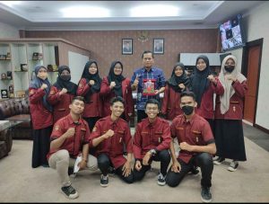 Foto bersama Pengurus IMM FH Unhas dengan Dekan Fakultas Hukum Unhas