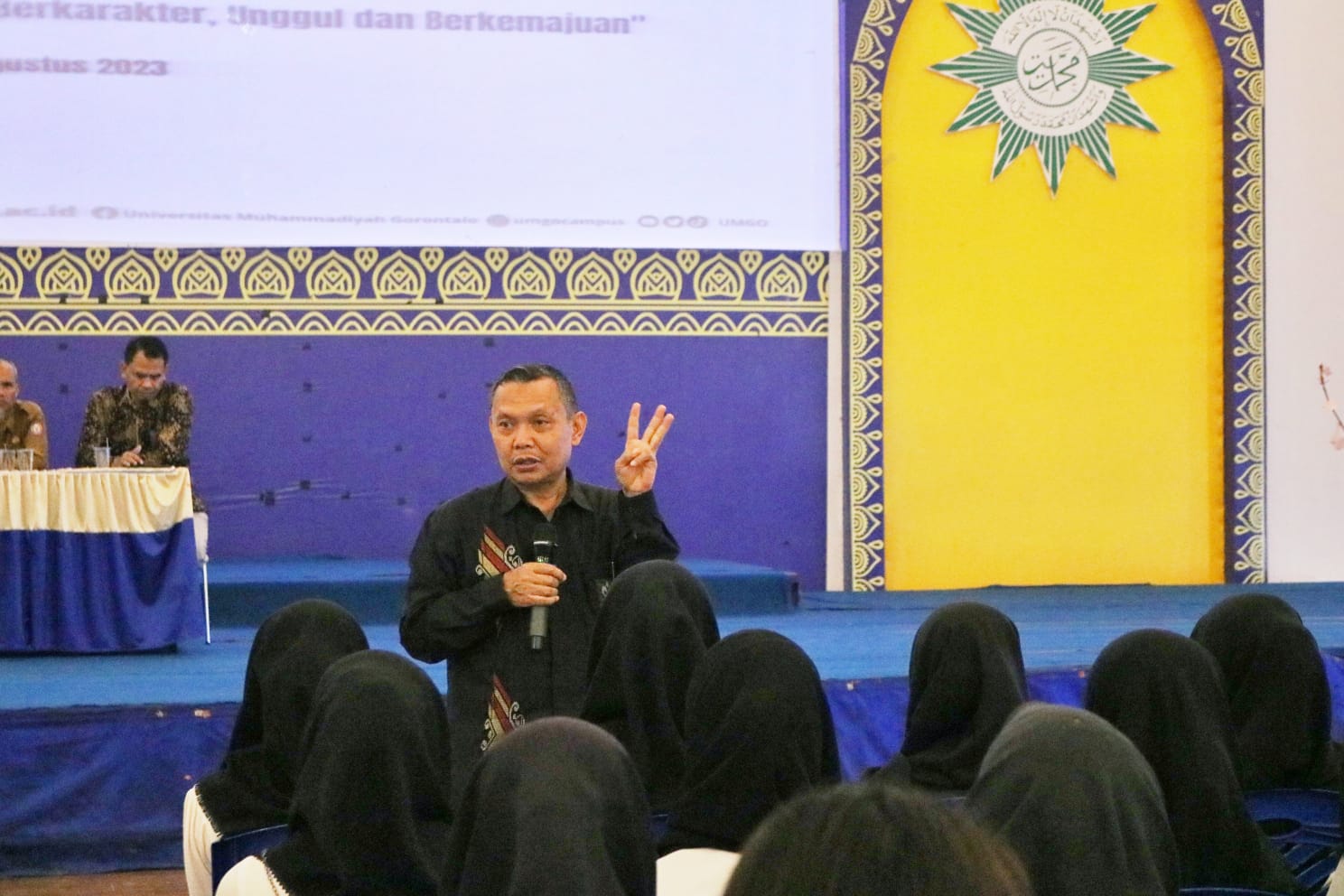 EEA2F527-061B-4082-B3E5-EA18D2AC1B96