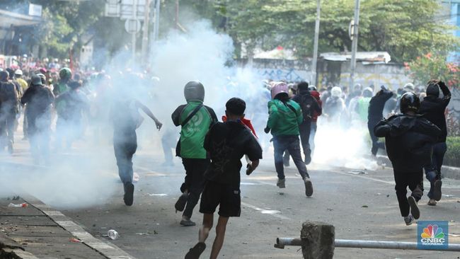 aksi-demonstrasi-di-depan-markas-satuan-brimob-polda-metro-jaya-di-kwitang-jakarta-pusat-memanas-massa-aksi-didorong-mundur-ol-1756458308119_169