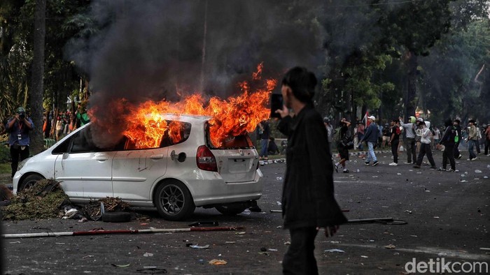 penampakan-mobil-terbakar-di-tengah-aksi-demo-markas-brimob-kwitang-1756470537810_169