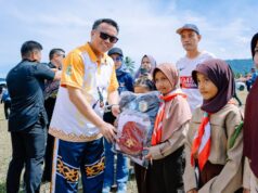 Janji Politik Delis–Djira Terwujud, Ribuan Siswa Morut Terima Tas dan Seragam Gratis