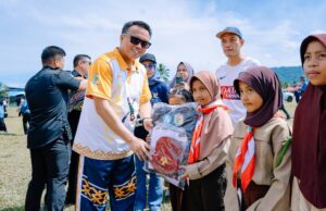 Janji Politik Delis–Djira Terwujud, Ribuan Siswa Morut Terima Tas dan Seragam Gratis