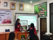 Pemanfaatan Sampah Plastik Menjadi Meja Hias Disosialisasikan Mahasiswa KKN Unhas Kepada Masyarakat Desa Otting
