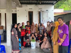 Manfaatkan Lahan Sempit, Mahasiswa KKN Unhas Edukasi Warga Parepare Gunakan Budikdamber