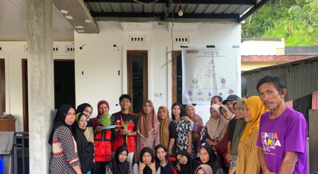 Manfaatkan Lahan Sempit, Mahasiswa KKN Unhas Edukasi Warga Parepare Gunakan Budikdamber