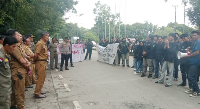 GAPPEMBAR Gelar Aksi Desak Penertiban Bangunan PT Conch di Bundaran Barru