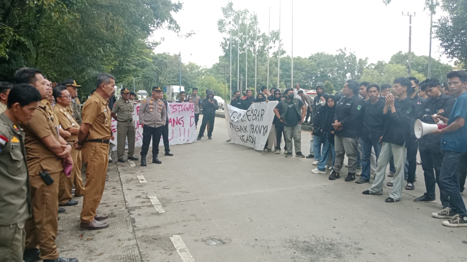 ee20eaaf-5c74-4ddd-bae8-d4c03bd4d48e