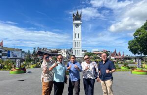 Pulang ke Minangkabau Berlayar Menuju Bumi Nyiur Melambai; Pengabdian Untuk Negeri