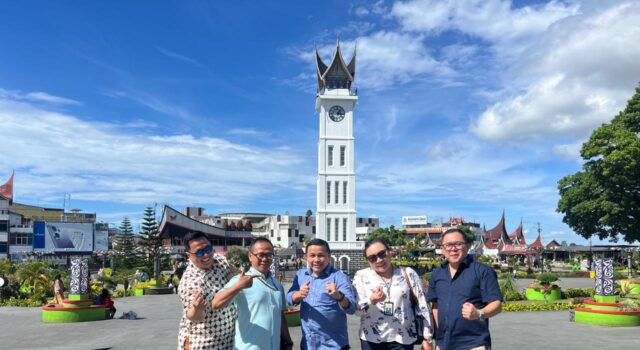 Pulang ke Minangkabau Berlayar Menuju Bumi Nyiur Melambai; Pengabdian Untuk Negeri