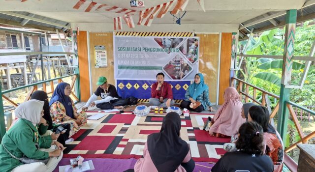 Mahasiswa KKN UIN Alauddin Kenalkan Branding dan QRIS kepada Pelaku UMKM Desa Nepo