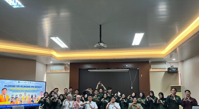 Dekan FIKK UNM Lepas Tim PPK Ormawa BKMF SINAPSIS untuk Pengabdian Masyarakat di Desa Beroanging