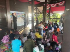 Lewat Program UKI, Tim PATTENRITA Unhas Kenalkan Aksara Lontara kepada Anak Sekolah Pesisir Paotere