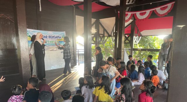 Lewat Program UKI, Tim PATTENRITA Unhas Kenalkan Aksara Lontara kepada Anak Sekolah Pesisir Paotere