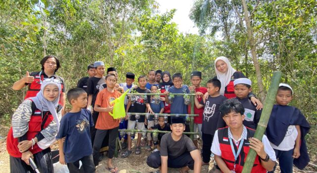 Mahasiswa KKN Unhas Ajak Santri Kelola Sampah dan Hijaukan Pekarangan Pesantren di Sidrap