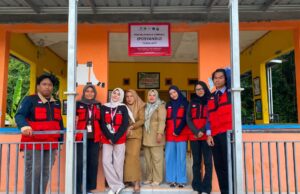 Atasi Minimnya Identitas Posyandu, Mahasiswa KKN-T 116 Unhas Pasang Papan Nama di Tujuh Dusun
