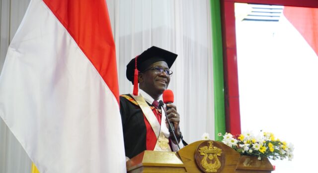 Guru Besar dari Nigeria dan AS Bekali Wisudawan Unhas Pentingnya Visi, Jejaring, dan Integritas
