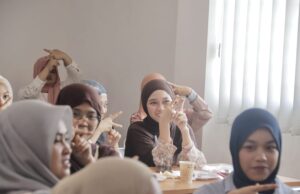 Mahasiswa Unhas Gandeng Komunitas Tuli, Dorong UMKM Donat Tuli Adaptif di Era Digital