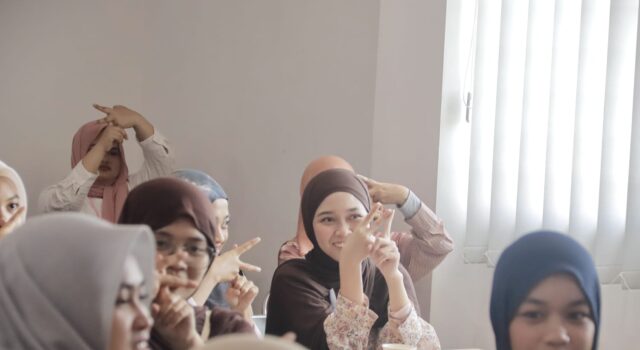 Mahasiswa Unhas Gandeng Komunitas Tuli, Dorong UMKM Donat Tuli Adaptif di Era Digital