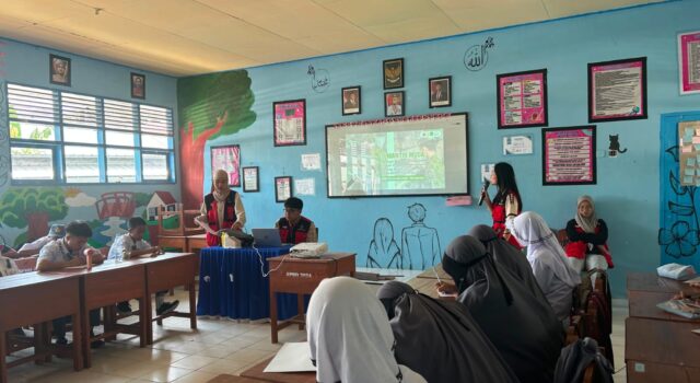 Mahasiswa KKN PK Unhas Edukasi Siswa SMAN 5 Sidrap Jadi Jumantik Muda melalui Gerakan PSN 3M Plus