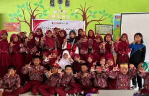 Mahasiswa KKN-T Unhas Edukasi Peduli Lingkungan Lewat Daur Ulang Tutup Botol Plastik Menjadi Eco Keychain