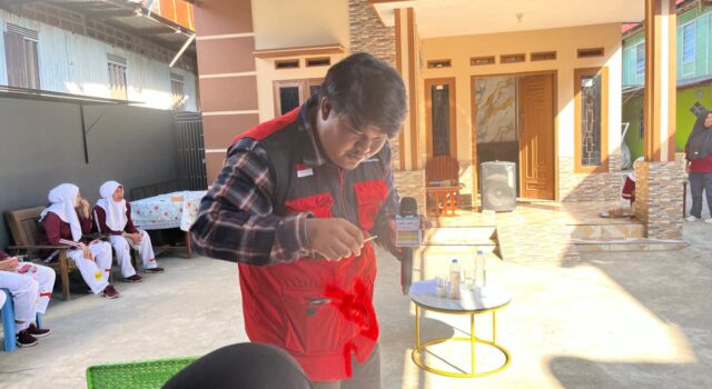 Mahasiswa KKNT Unhas Latih Warga Sumpang Minangae Monitoring Kualitas Air Bersih Secara Mandiri