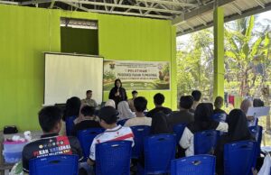 Tim Mannennungeng dan PPMU-PPUPIK Unhas Kenalkan Pakan Fitobiotik kepada Peternak Bone