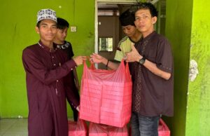 Wujud Kepedulian Sosial, IKASMIN-SS Salurkan 500 Paket Makanan pada Jum’at Berkah