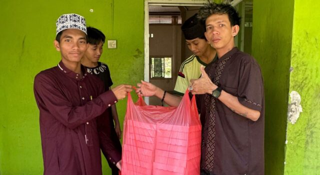 Wujud Kepedulian Sosial, IKASMIN-SS Salurkan 500 Paket Makanan pada Jum’at Berkah