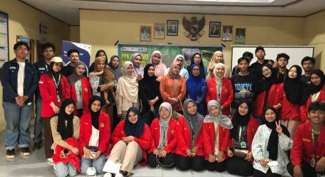 TIM CARA’DE BEM KMF TP UH Gelar Pelatihan Budidaya Maggot untuk Warga Desa Tinggimae