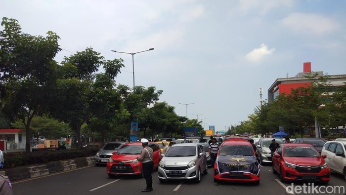 driver-taksi-online-berkumpul-di-jalan-ap-pettarani-makassar-sebelum-demonstrasi-1745983253586_169