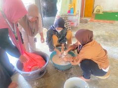 Dorong Hilirisasi Potensi Desa, Mahasiswa KKD UMGO Olah Kelapa Jadi Minyak