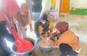 Dorong Hilirisasi Potensi Desa, Mahasiswa KKD UMGO Olah Kelapa Jadi Minyak