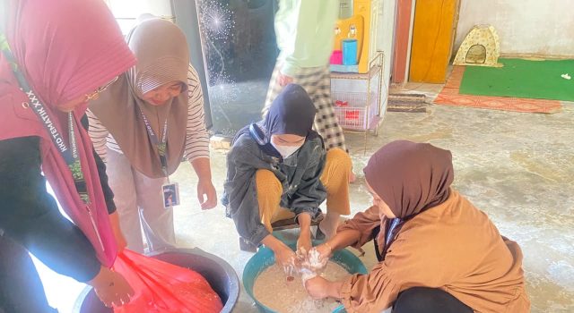 Dorong Hilirisasi Potensi Desa, Mahasiswa KKD UMGO Olah Kelapa Jadi Minyak