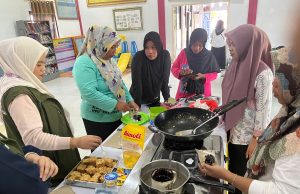 Mahasiswa KKD UMGO Dampingi Ibu-Ibu Kader Desa Limehu Olah Belekoa Menjadi Produk Bernilai Ekonomi
