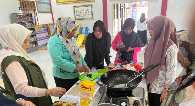 Mahasiswa KKD UMGO Dampingi Ibu-Ibu Kader Desa Limehu Olah Belekoa Menjadi Produk Bernilai Ekonomi