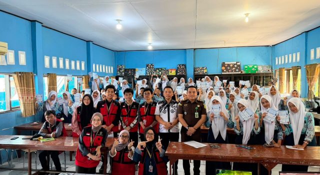 Mahasiswa KKN Unhas Edukasi Antikorupsi di SMPN 1 Turikale Lewat Flyer Interaktif