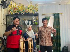Mahasiswa KKN Unhas Kenalkan Alat Press Botol, Ajak Siswa SD Inpres Laikang Kelola Sampah Plastik