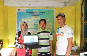 Mahasiswa KKN Unhas Digitalisasi Transaksi Bank Sampah Muliaki Tangkasaki lewat AppSheet