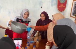 Mahasiswa KKN Unhas Olah Air Cucian Beras Jadi Pupuk Organik Cair di Minasa Upa