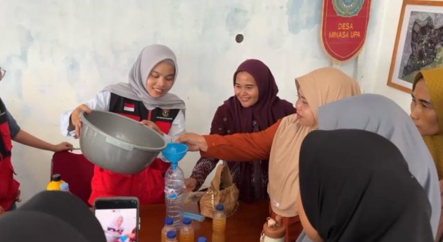 Mahasiswa KKN Unhas Olah Air Cucian Beras Jadi Pupuk Organik Cair di Minasa Upa