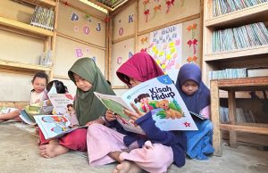 KKN Tematik Literasi Unhas Benahi Perpustakaan Energi Muda Desa Barana