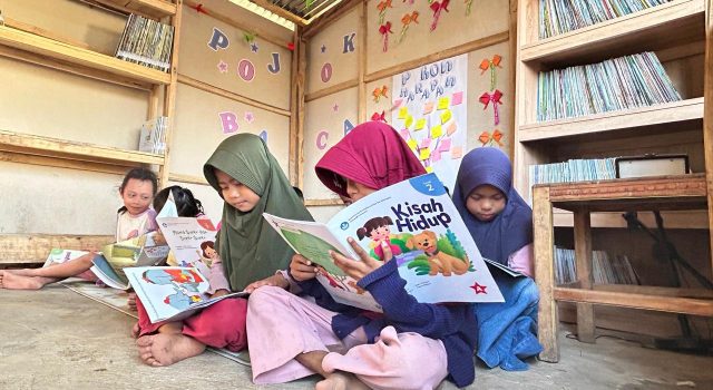KKN Tematik Literasi Unhas Benahi Perpustakaan Energi Muda Desa Barana