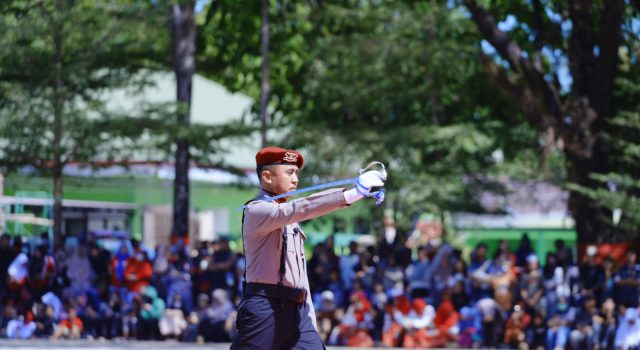 Momen Istimewa AKP Imran, Pimpin Upacara HUT RI Bersama Putranya yang Bertugas
