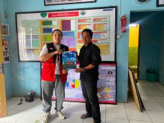 Mahasiswa KKN-T Unhas Serahkan Media Kampanye Peduli Sampah kepada Pemdes Moncongloe Bulu